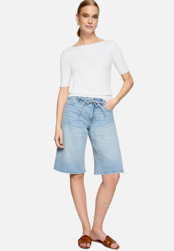 Halbarm-Shirt mit U-Boot-Ausschnitt / Modellfoto Vorderseite (Outfit)