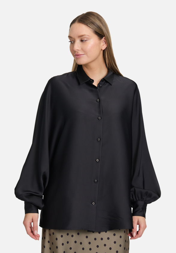 Satin-Bluse mit Kragen / Modellfoto Vorderseite