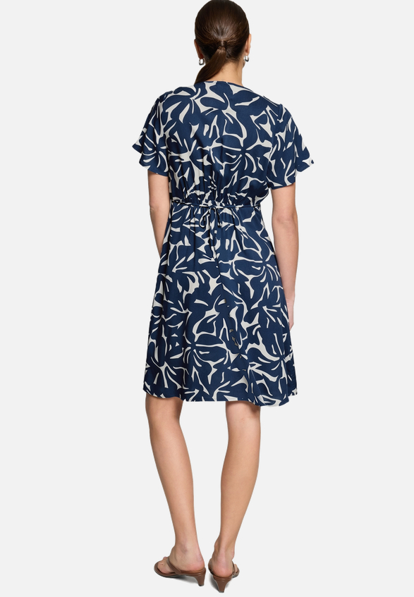 Minikleid  mit Blumenmuster  / Modellfoto Rückseite