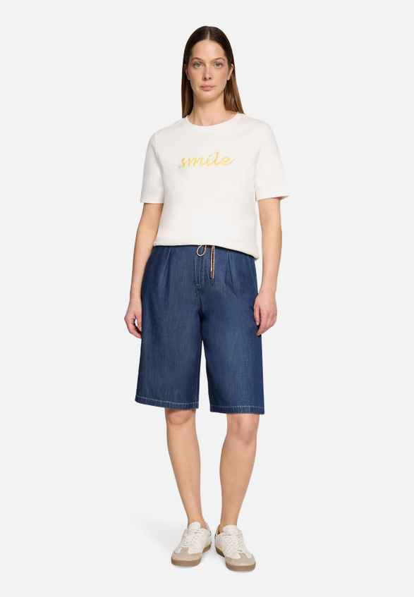 Bermuda mit Bindegürtel / Modellfoto Vorderseite (Outfit)