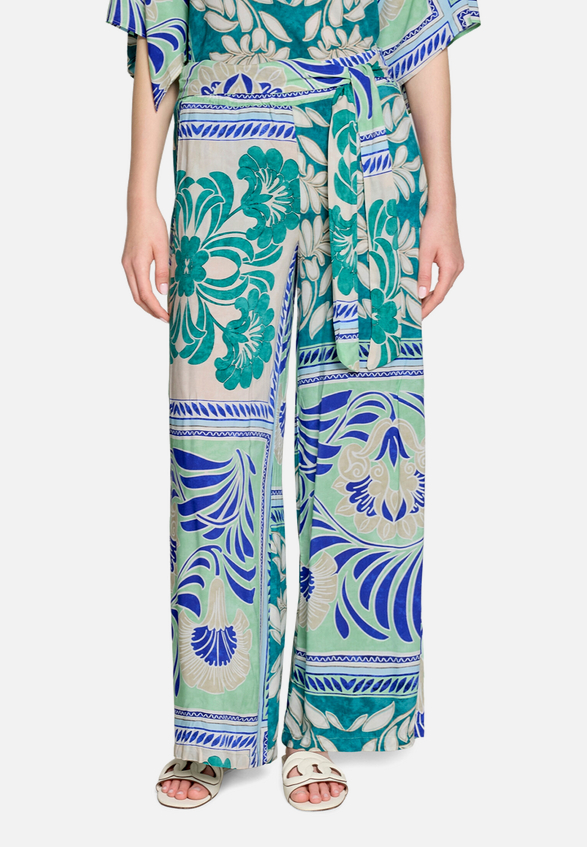 Palazzo-Hose mit Gummizug / Modellfoto Vorderseite