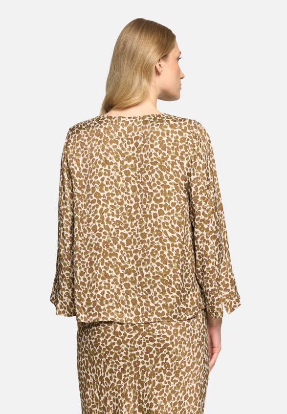 Schlupfbluse mit Leoprint / Modellfoto Rückseite