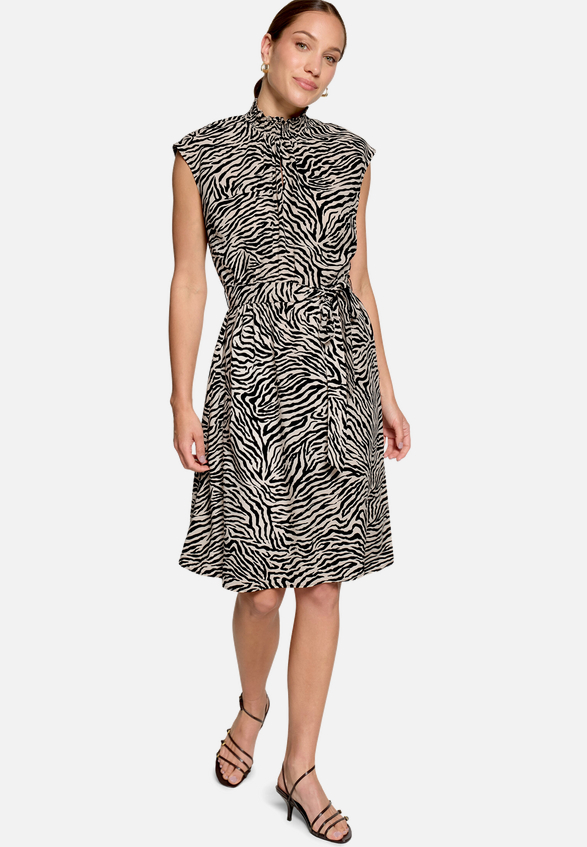 Midikleid  mit Zebraprint  / Modellfoto Vorderseite (Outfit)