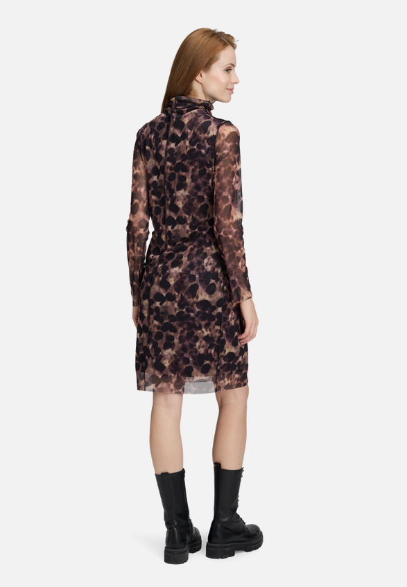 Mesh-Kleid mit Kragen / Modellfoto Rückseite