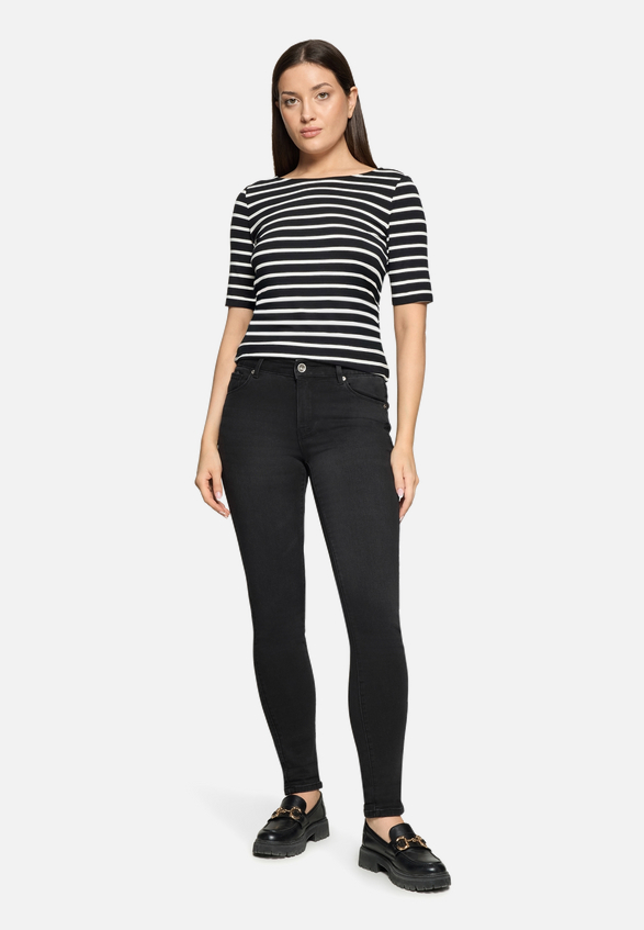 Slim Fit Jeans  mit Stretch Anteil Style Sunny  / Modellfoto Vorderseite (Outfit)