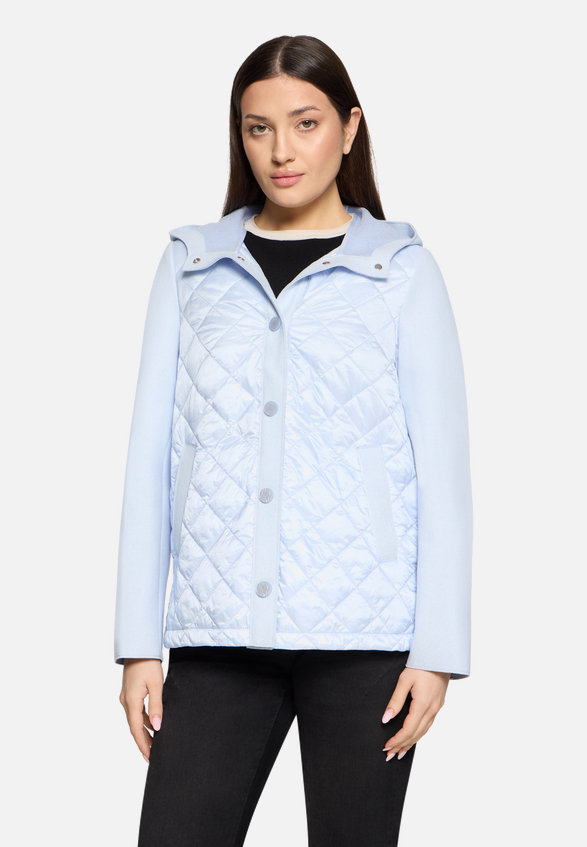 Outdoorjacke mit Kapuze / Modellfoto Vorderseite