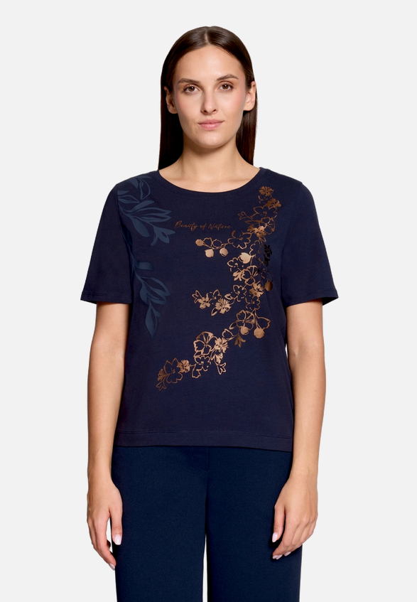 Print-T-Shirt mit Rundhalsausschnitt  / Modellfoto Vorderseite