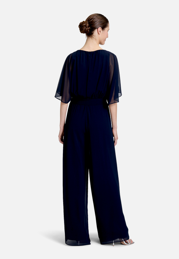 Jumpsuit mit Bindegürtel / Modellfoto Rückseite