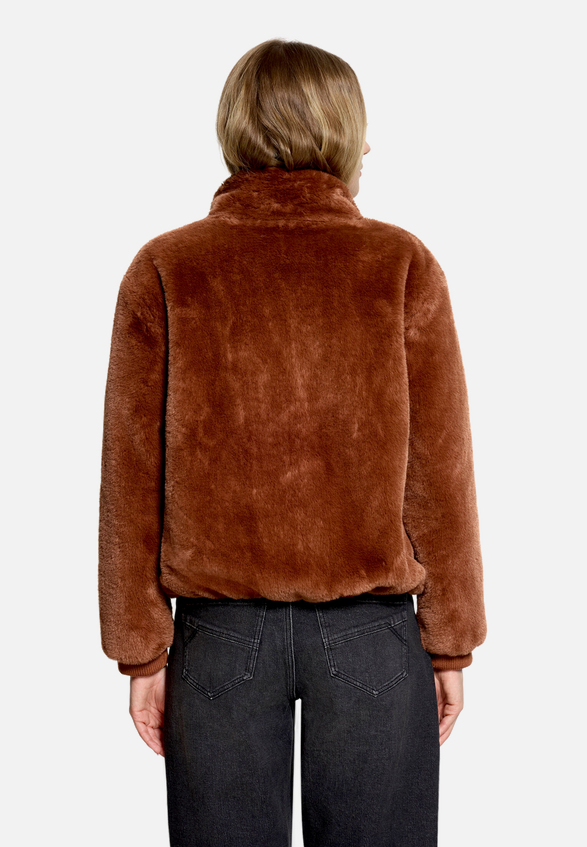 Kunstfell-Jacke mit Taschen / Modellfoto Rückseite