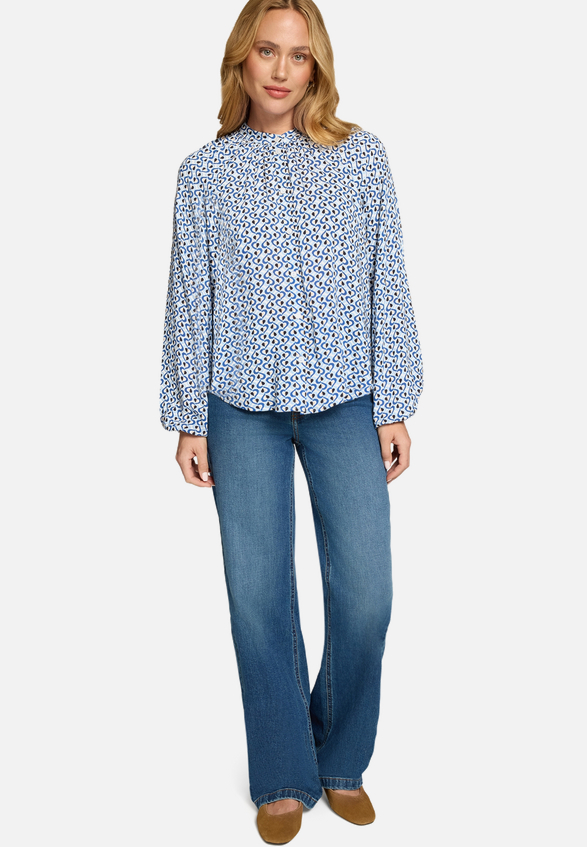 Bluse mit grafischem Print / Modellfoto Vorderseite (Outfit)