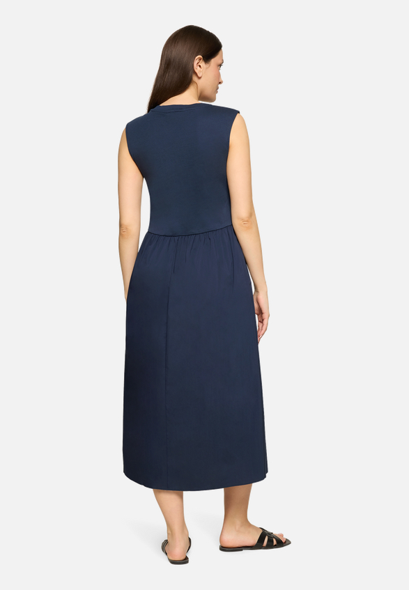 Casual-Kleid mit Eingrifftaschen / Modellfoto Rückseite