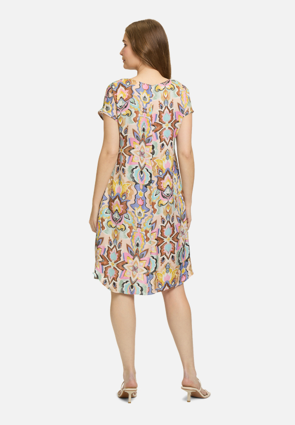 Sommerkleid mit überschnittenen Ärmeln / Modellfoto Rückseite