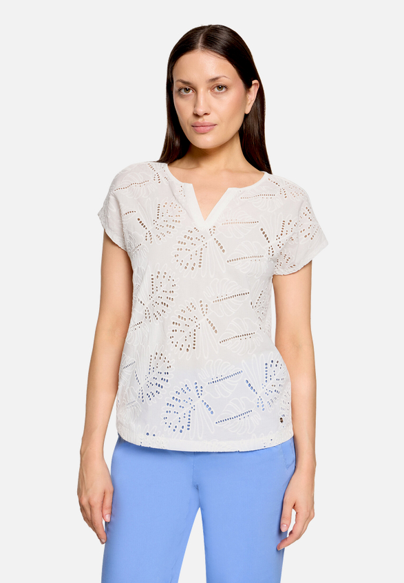 Casual-Shirt mit V-Ausschnitt / Modellfoto Vorderseite