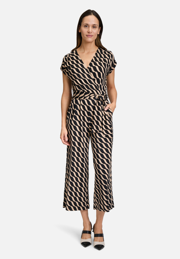 Jumpsuit mit Eingrifftaschen / Modellfoto Vorderseite