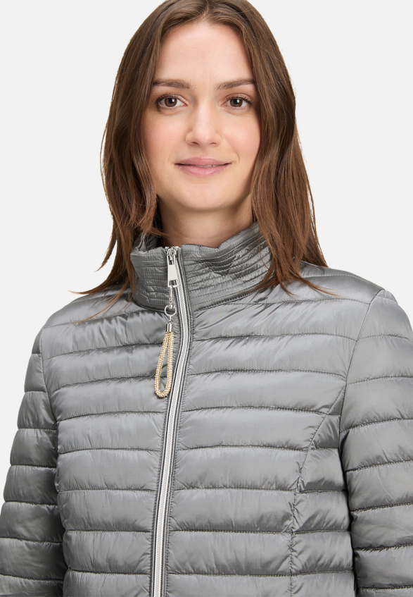 Steppjacke mit Reißverschlusstaschen / Detailbild