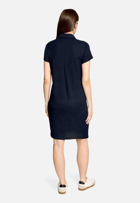 Sommerkleid  mit V-Ausschnitt  / Modellfoto Rückseite