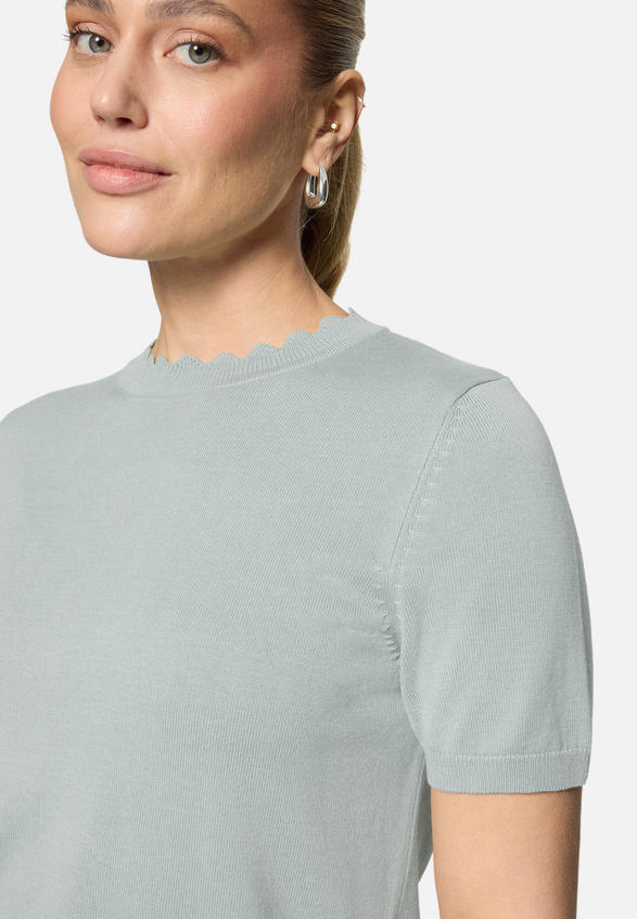 Kurzarmpullover  mit Wellensaum  / Detailbild