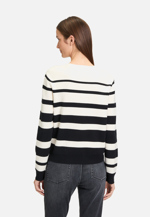 Strickpullover mit Streifen / Modellfoto Rückseite