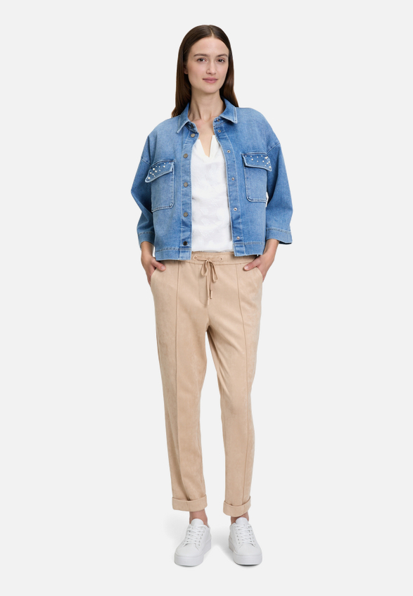 Schlupfhose mit Biesen / Modellfoto Vorderseite (Outfit)