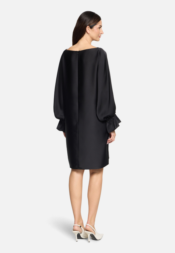 Midikleid langarm / Modellfoto Rückseite