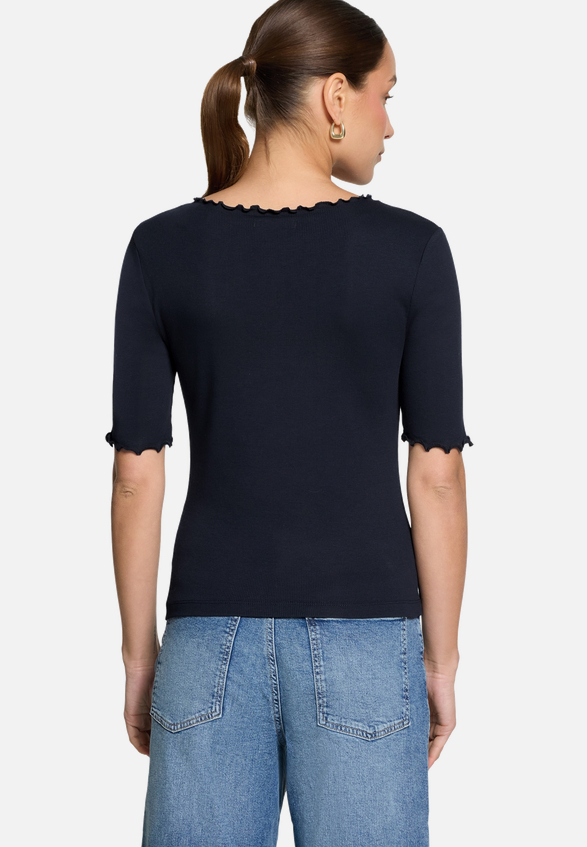 T-Shirt mit gerafftem Ausschnitt / Modellfoto Rückseite