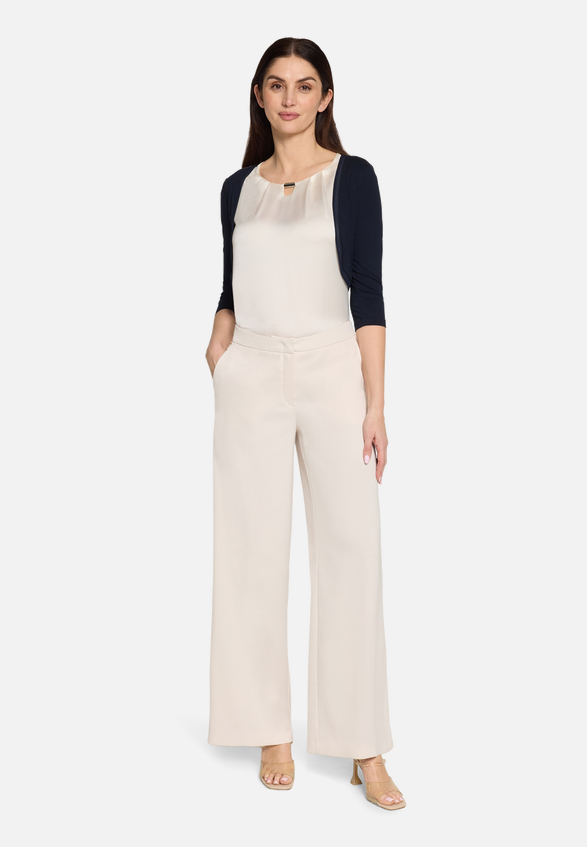 Bolero-Jacke figurbetont / Modellfoto Vorderseite (Outfit)
