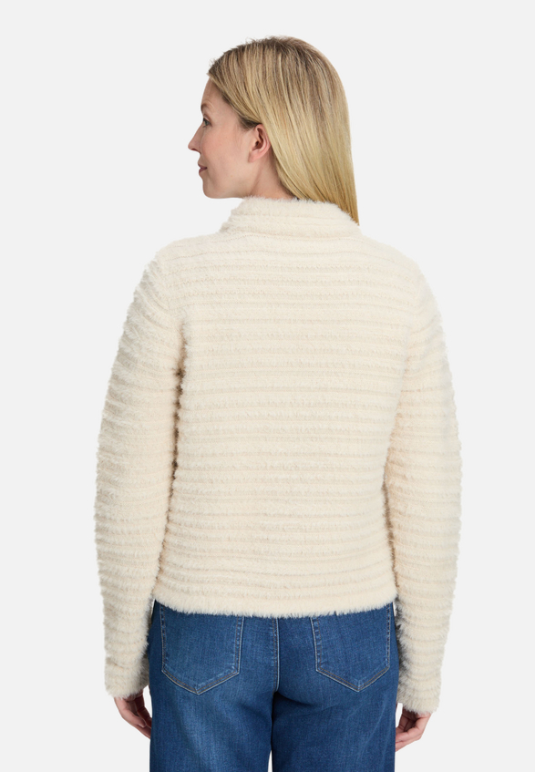 Grobstrickjacke mit Struktur / Modellfoto Rückseite