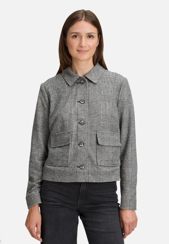 Casual-Jacke mit Taschen / Modellfoto Vorderseite