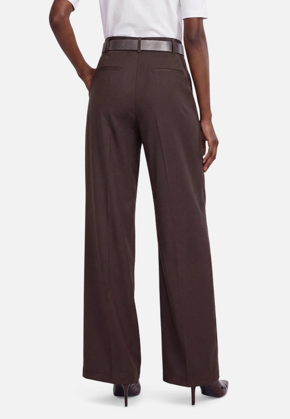 Elegante Hose mit Gürtel  / Modellfoto Rückseite