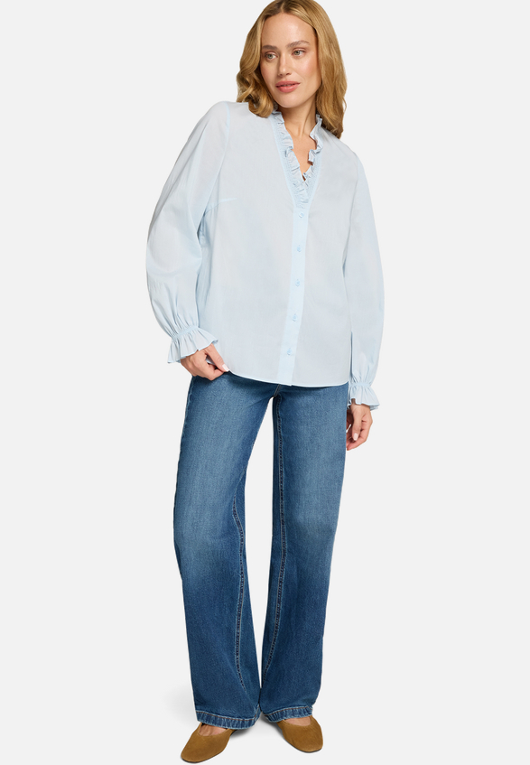 Bluse mit Rüschen / Modellfoto Vorderseite (Outfit)
