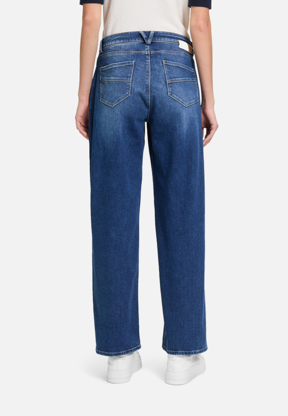 High Waisted-Jeans mit weitem Bein / Modellfoto Rückseite