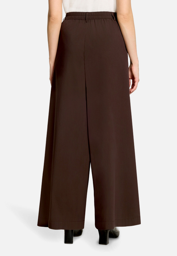 Casual-Hose mit Bundfalten / Modellfoto Rückseite