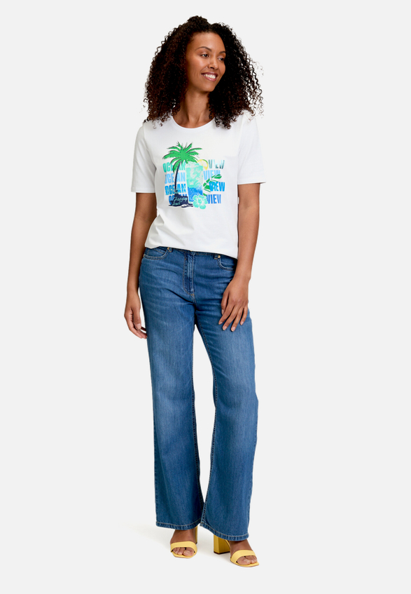 Basic Shirt mit Aufdruck / Modellfoto Vorderseite (Outfit)