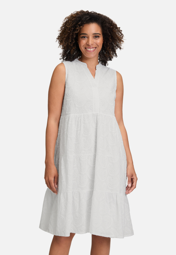 Spitzenkleid mit Lochmuster / Modellfoto Vorderseite