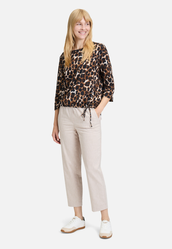 Blusenshirt mit Print / Modellfoto Vorderseite (Outfit)