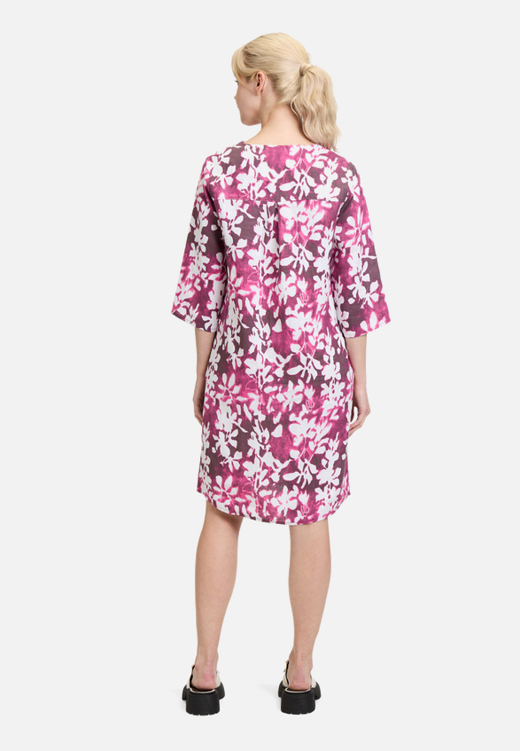 Sommerkleid mit Muster / Modellfoto Rückseite