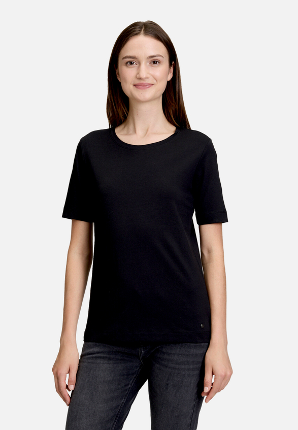Basic Shirt mit Rundhalsausschnitt / Modellfoto Vorderseite
