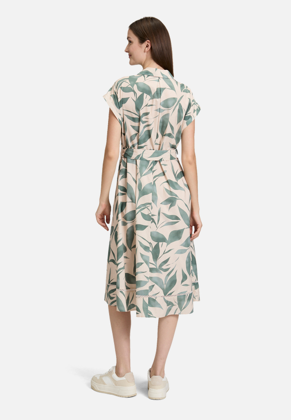 Hemdblusenkleid mit Print / Modellfoto Rückseite