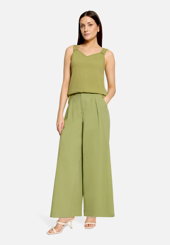 Basic-Top mit V-Ausschnitt / Modellfoto Vorderseite (Outfit)
