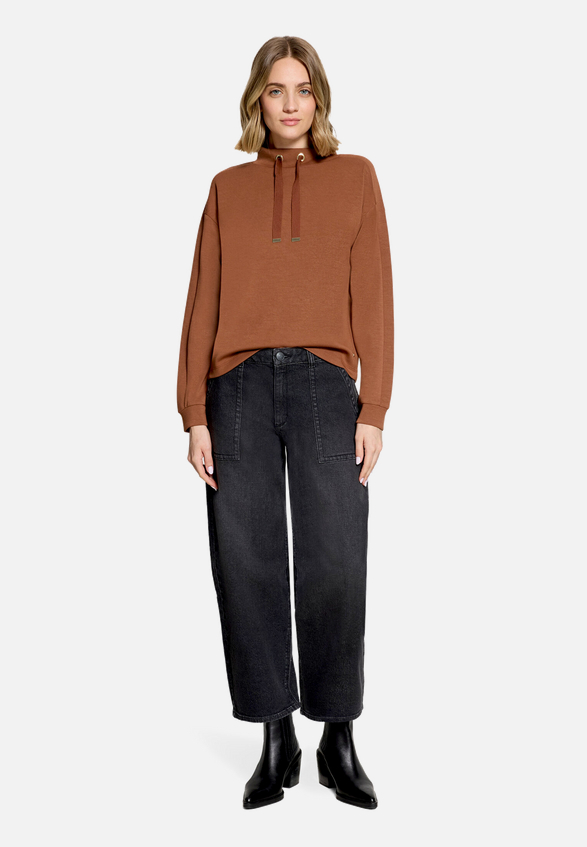 Sweatshirt mit Stehkragen / Modellfoto Vorderseite (Outfit)