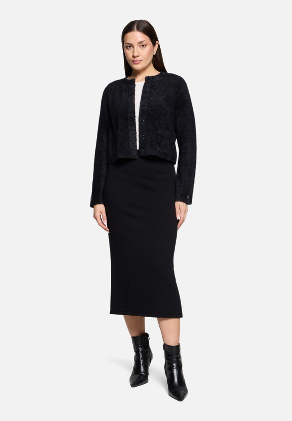 Strick-Cardigan mit aufgesetzten Taschen / Modellfoto Vorderseite (Outfit)