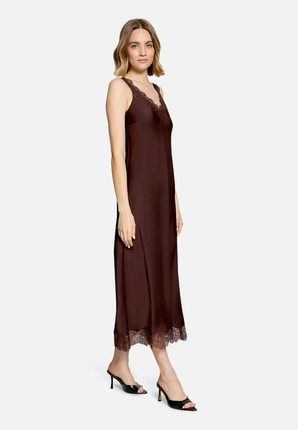 Abendkleid mit Spitze / Modellfoto Vorderseite (Outfit)