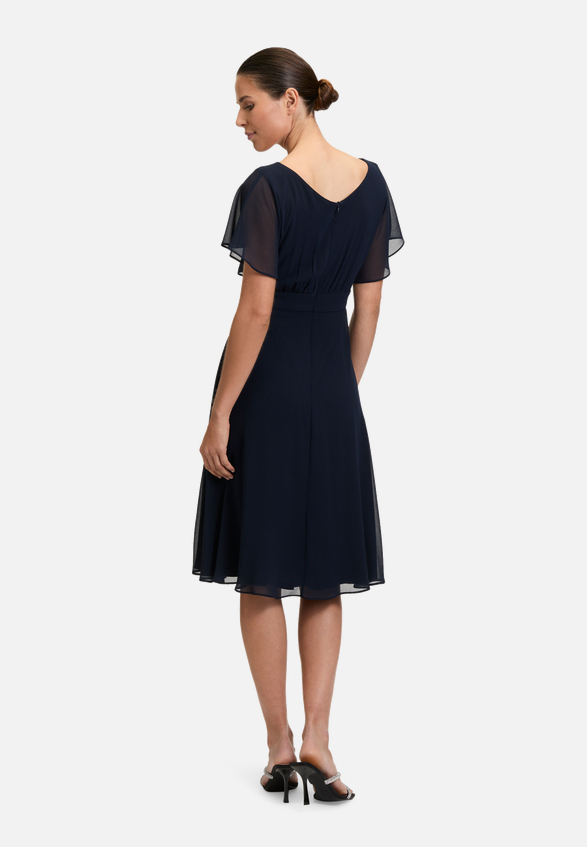 Cocktailkleid kurzarm / Modellfoto Rückseite