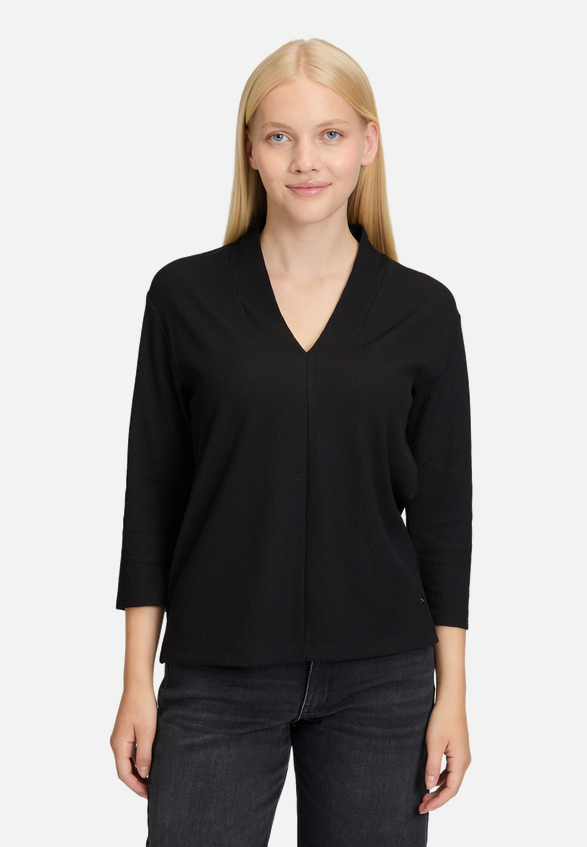 Casual-Shirt mit V-Ausschnitt / Modellfoto Vorderseite