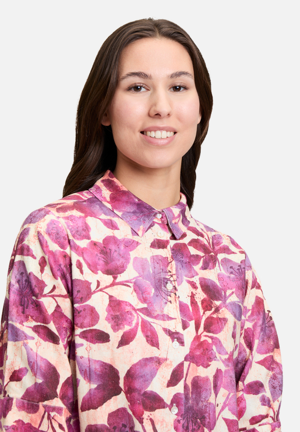 Leinenbluse mit Kragen / Modellfoto Rückseite