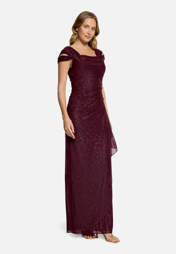 Abendkleid im Glitzer-Look / Modellfoto Vorderseite (Outfit)
