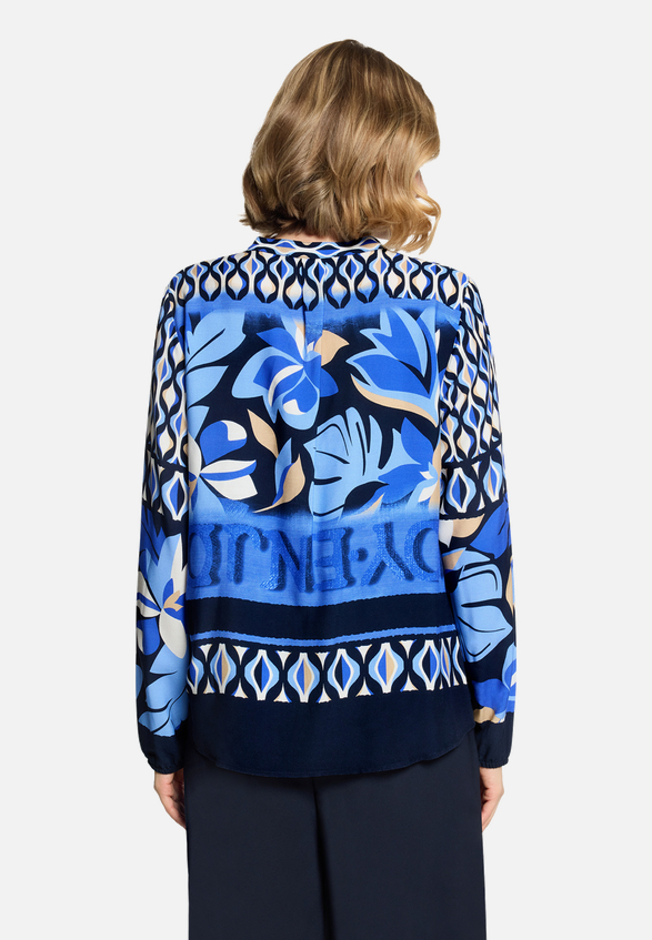 Longbluse mit Stehkragen / Modellfoto Rückseite