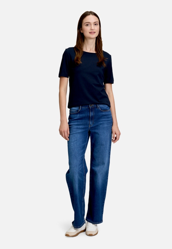 Basic Shirt mit Rundhalsausschnitt / Modellfoto Vorderseite (Outfit)