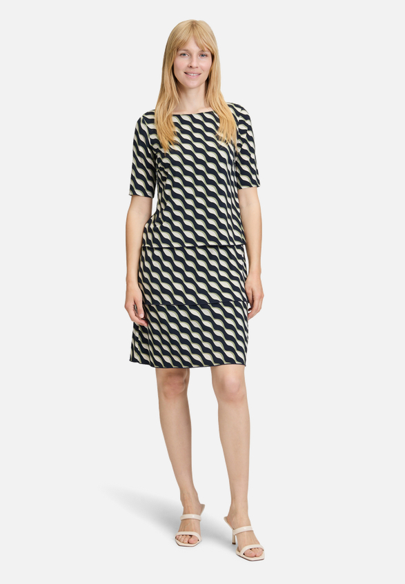 Stufenkleid kurzarm / Modellfoto Vorderseite (Outfit)
