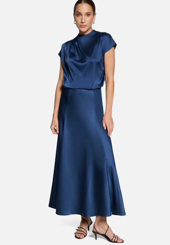 Satinrock  Maxi mit Gummibund  / Modellfoto Vorderseite (Outfit)
